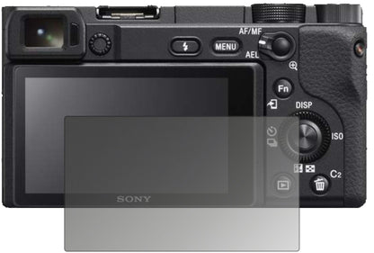 SonyAlpha 6400 mit aufgebrachtem dipos Displayschutz, der seitliche Einblicke blockiert