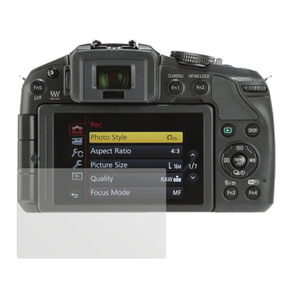Lumix G6Panasonic mit aufgebrachter dipos Displayschutzfolie, die lästige Fingerabdrücke minimiert