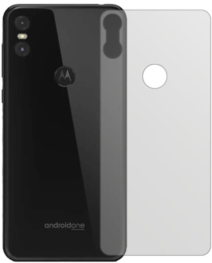 MotorolaOne Rückseite mit aufgebrachter dipos Displayschutzfolie, die lästige Fingerabdrücke minimiert