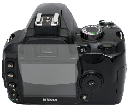 NikonD60 mit aufgebrachter dipos Displayschutzfolie, die lästige Fingerabdrücke minimiert