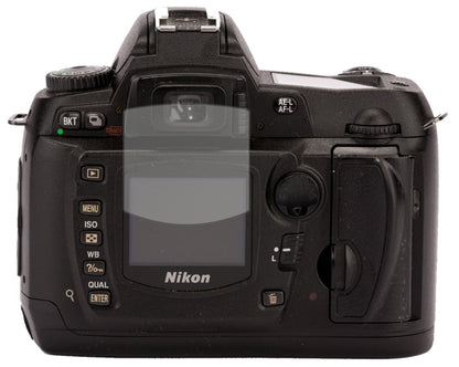 NikonD70 mit aufgebrachter dipos Displayschutzfolie, die lästige Fingerabdrücke minimiert