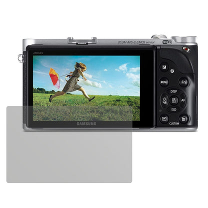 NX300 / 300MSamsung mit aufgebrachter dipos Displayschutzfolie, die lästige Fingerabdrücke minimiert