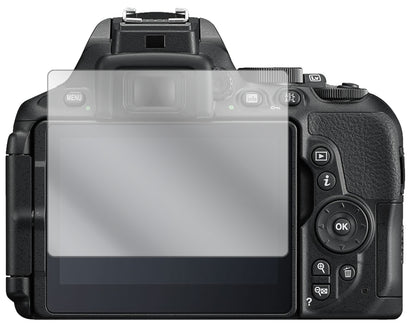 NikonD 5600 mit aufgebrachter dipos Displayschutzfolie, glasklare Darstellung ohne Einschränkungen