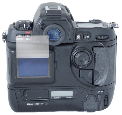 NikonD1 mit aufgebrachter dipos Displayschutzfolie, glasklare Darstellung ohne Einschränkungen