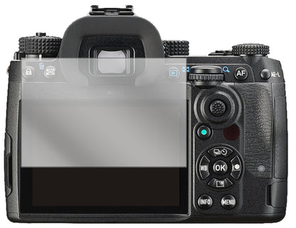 PentaxK-3 III mit aufgebrachter dipos Displayschutzfolie, glasklare Darstellung ohne Einschränkungen