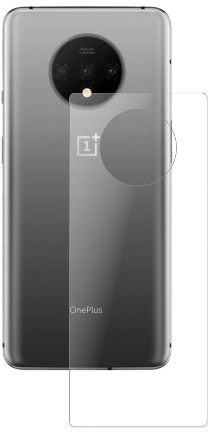 OnePlus7T Rückseite mit aufgebrachter dipos Panzerfolie, die lästige Fingerabdrücke minimiert