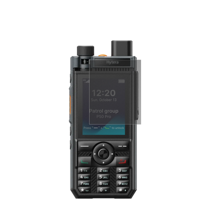 HyteraP50 Pro mit aufgebrachtem dipos Displayschutz, der seitliche Einblicke blockiert