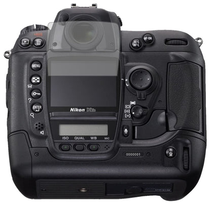 NikonD2X mit aufgebrachter dipos Displayschutzfolie, die lästige Fingerabdrücke minimiert