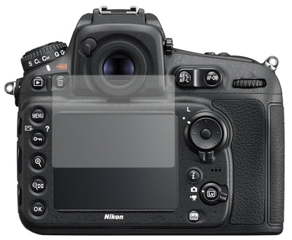 NikonD810A mit aufgebrachter dipos Displayschutzfolie, die lästige Fingerabdrücke minimiert
