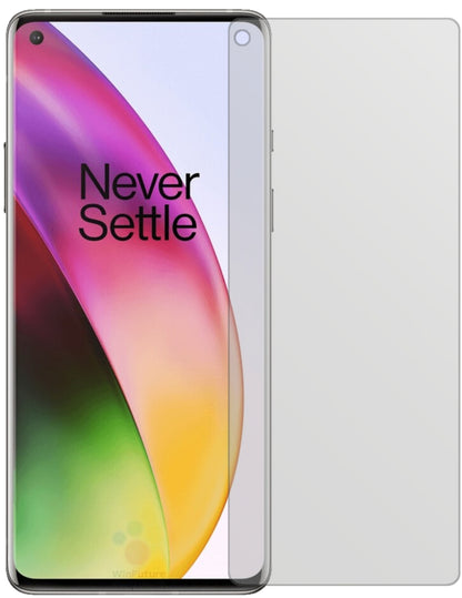 OnePlus8 mit aufgebrachter dipos Displayschutzfolie, die lästige Fingerabdrücke minimiert