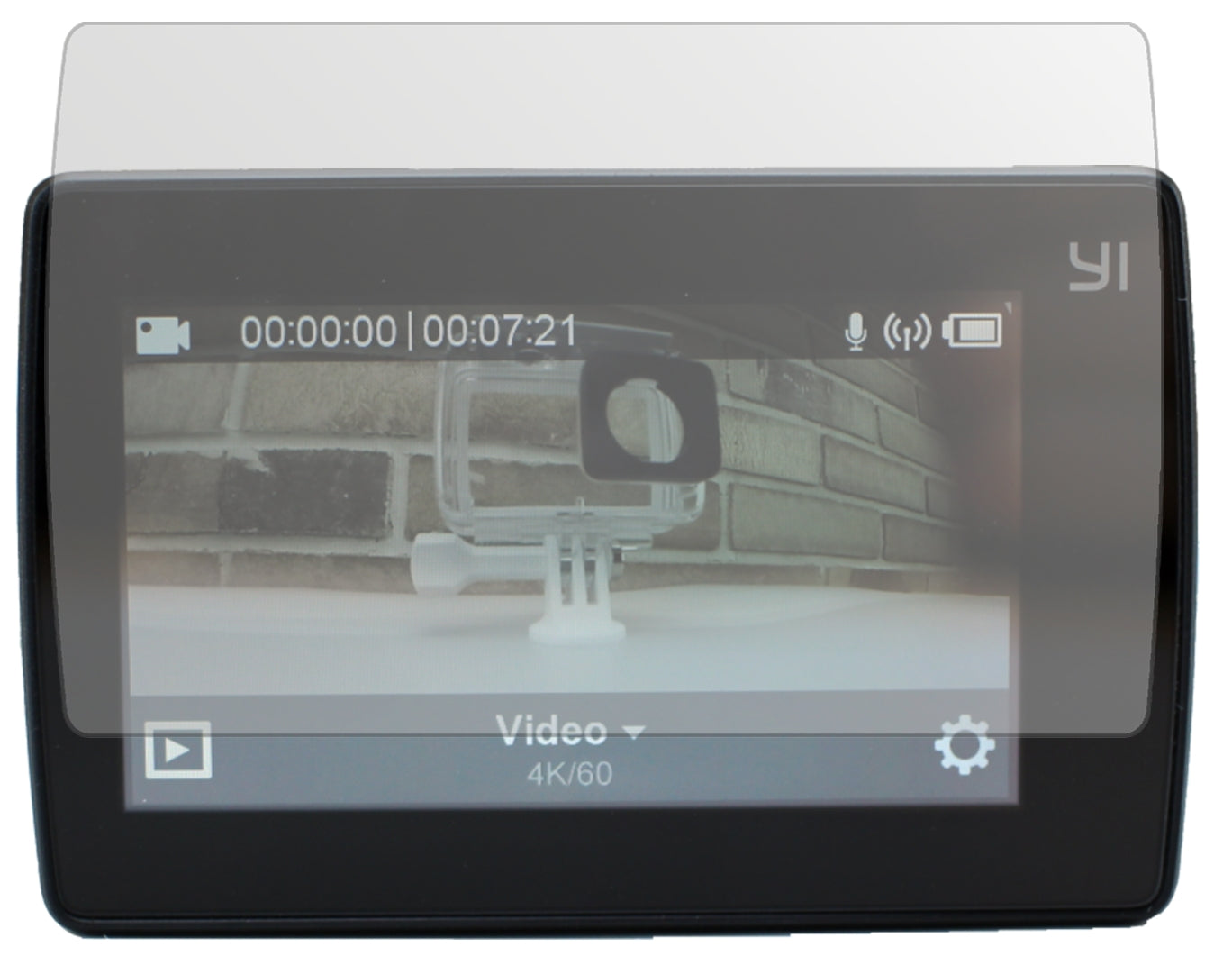 YI4K Plus mit aufgebrachter dipos Displayschutzfolie, die lästige Fingerabdrücke minimiert